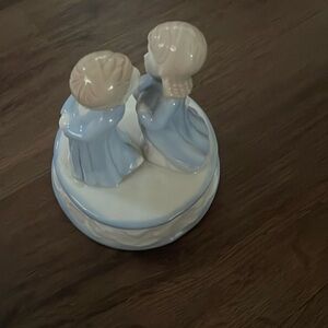 James Town Porcelain Musical Kissing Couple Figurine